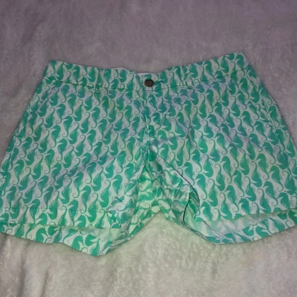 Old Navy Seahorse Print Shorts Size 4‎ Green White